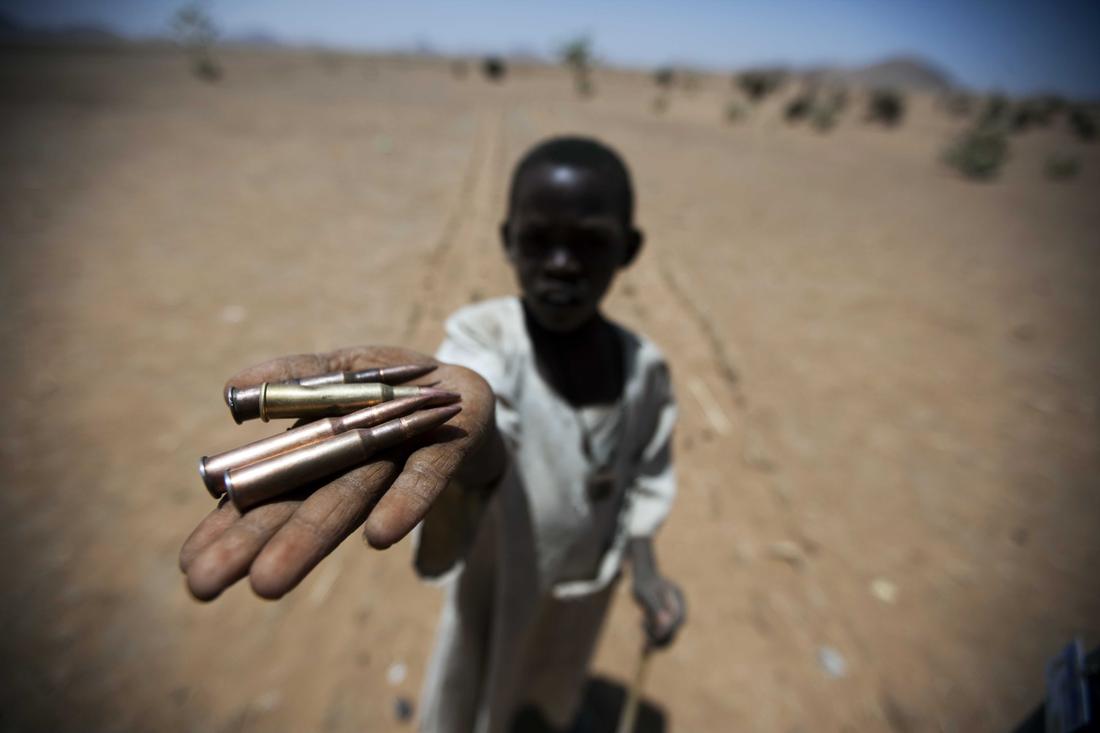 Conflicts often result in large numbers of displaced people. In 2010, 8 out of 10 of the countries where most refugees originated from were in the tropics (Photo: Albert Gonzalez/UNAMID)